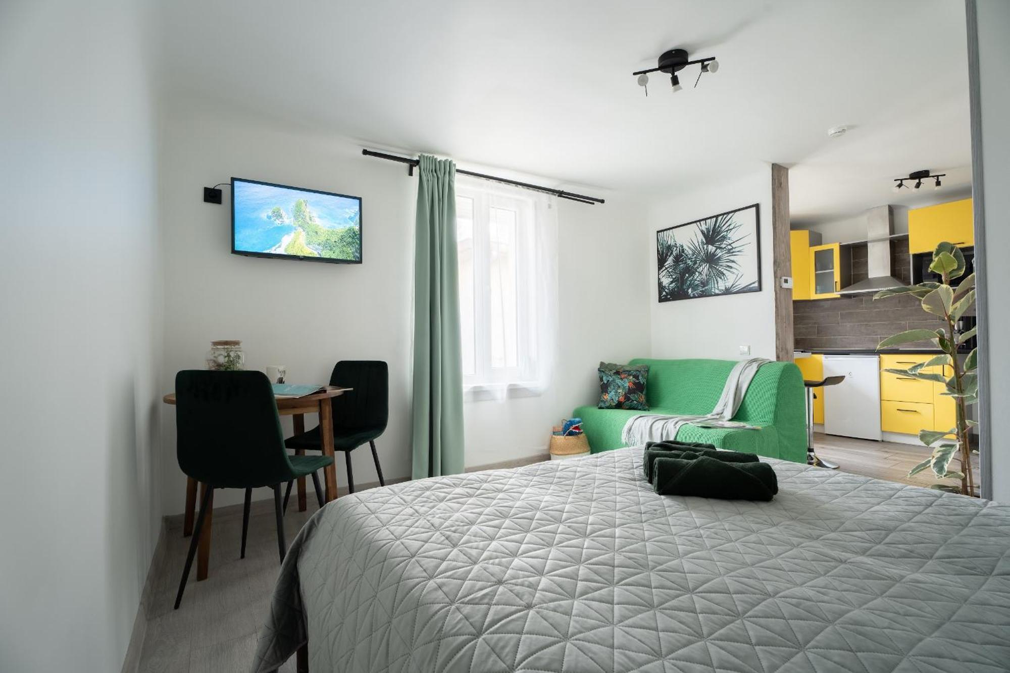 Green Garden & Private Parking Apartments With Playground Рига Экстерьер фото